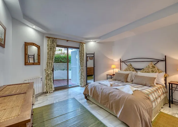 2045 Golden Steps From The Sea *